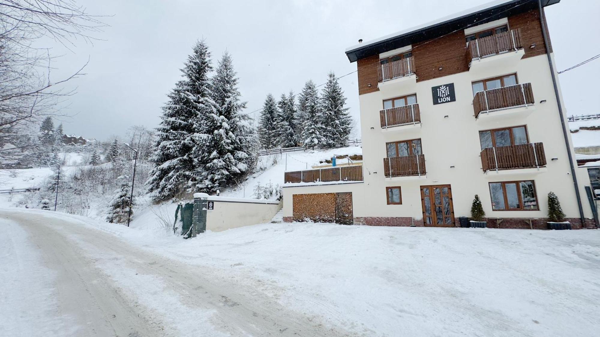 Lion Hotell Bukovel Exteriör bild